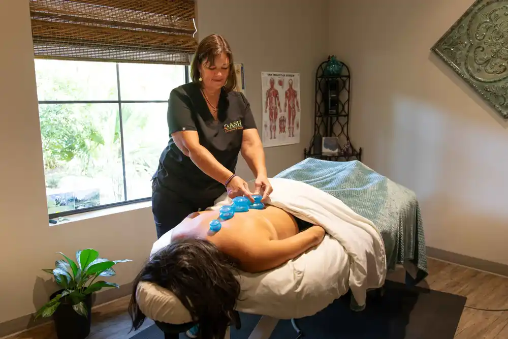 Ultrasound device being used on a knee